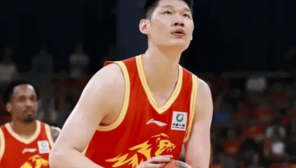 九游娱乐官方入口-胡金秋半场16分钟，投篮8中4、三分1中1得到12分3篮板1抢断